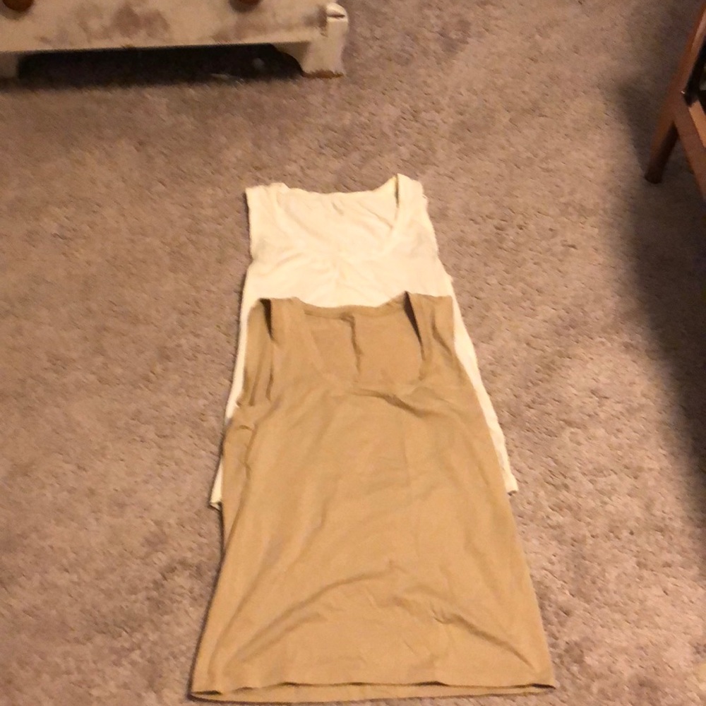2 scoop neck tanks